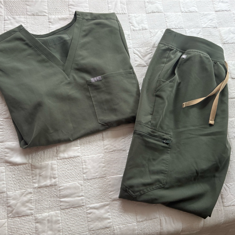 Figs jogger scrub set - olive green
Size: large